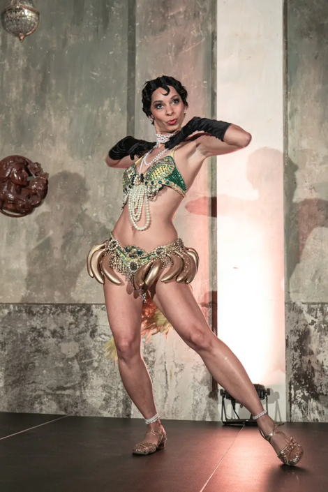 Nia Francesca – Josephine Baker Bananentanz Show Nia Francesca - Josephine Baker Bananentanz Show